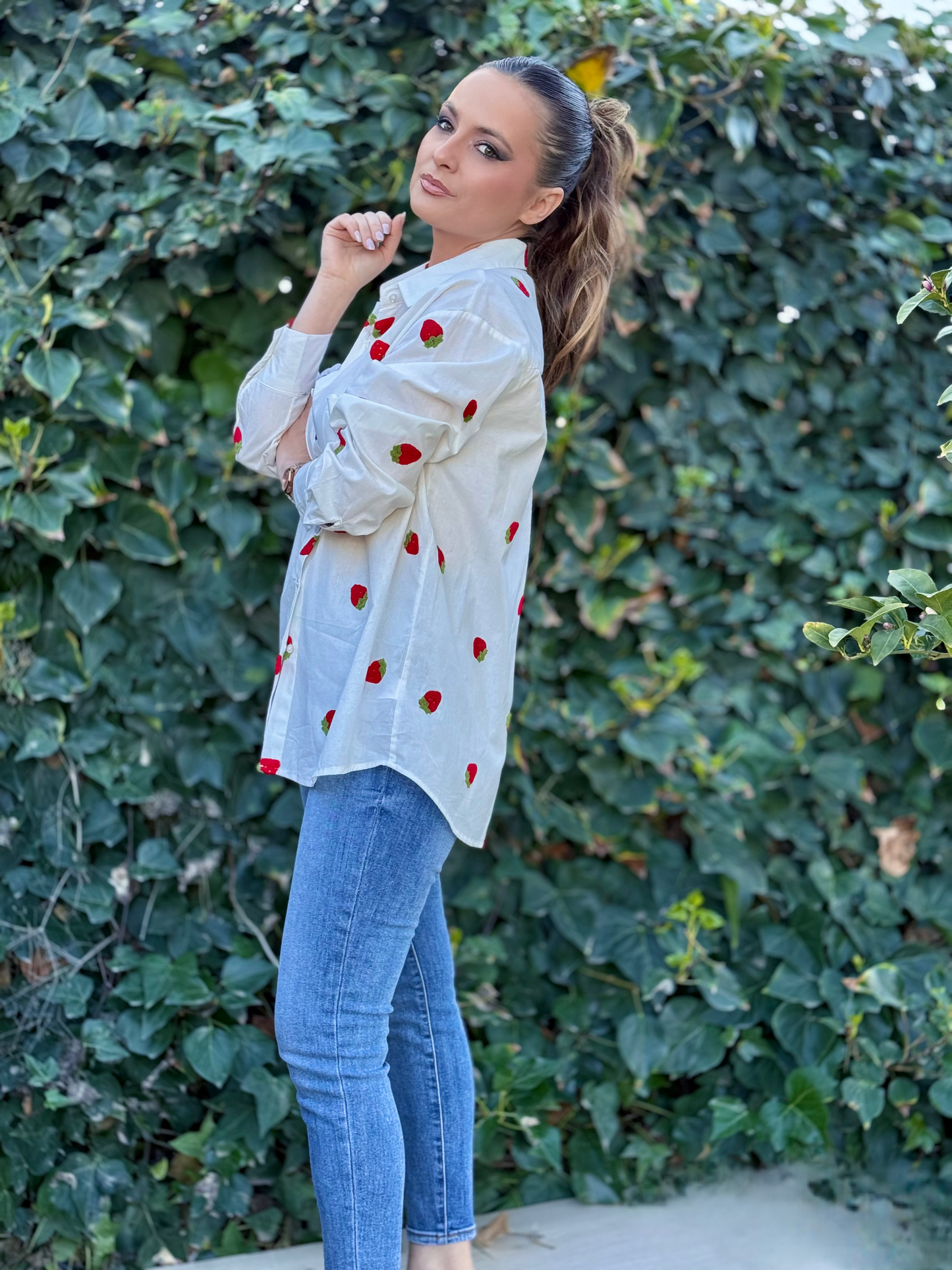 Camisa fresas bordada