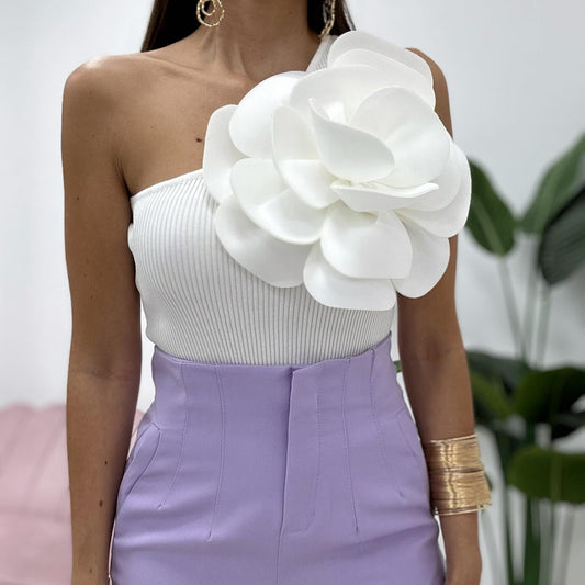 Top asimétrico relieve flor