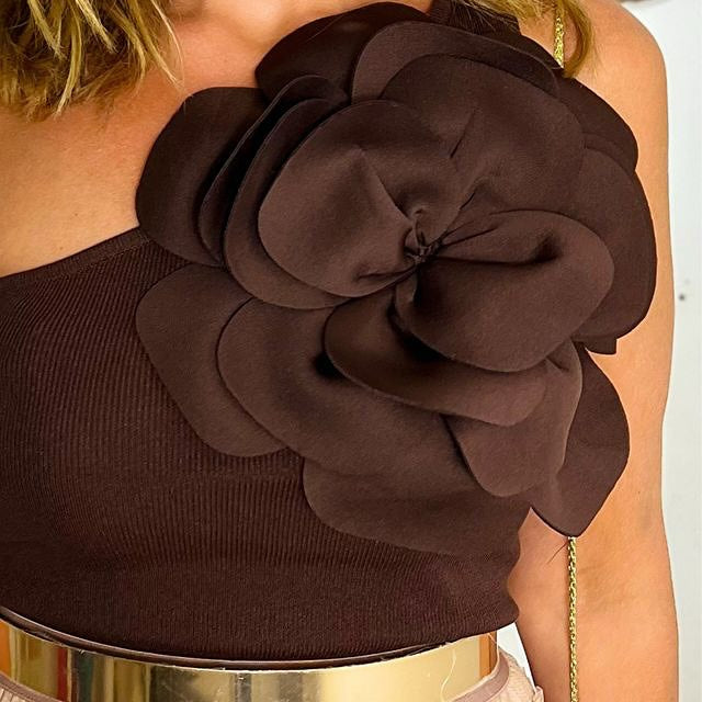 Top asimétrico relieve flor