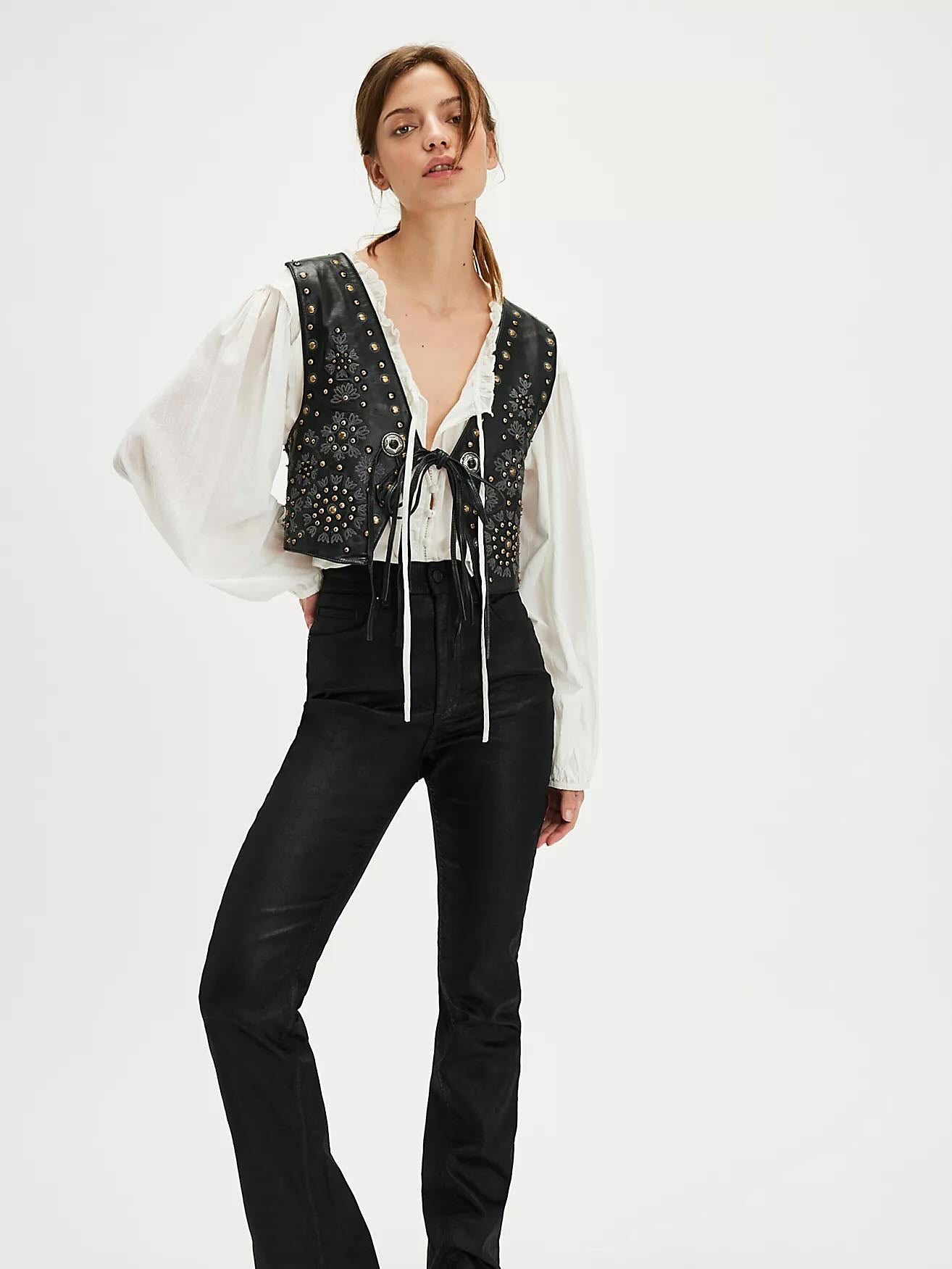 Chaleco de polipiel con tachuelas