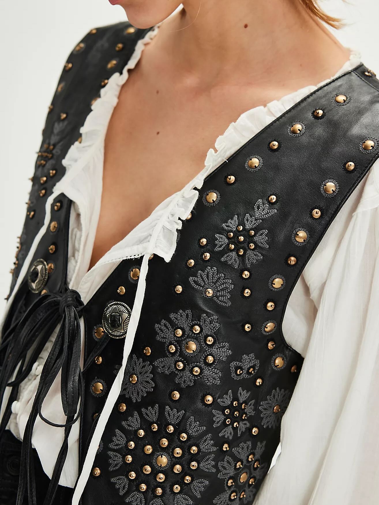 Chaleco de polipiel con tachuelas