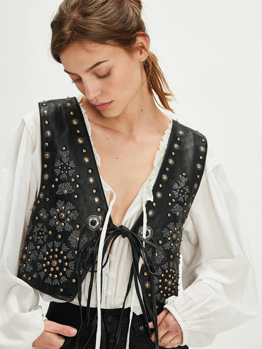 Chaleco de polipiel con tachuelas