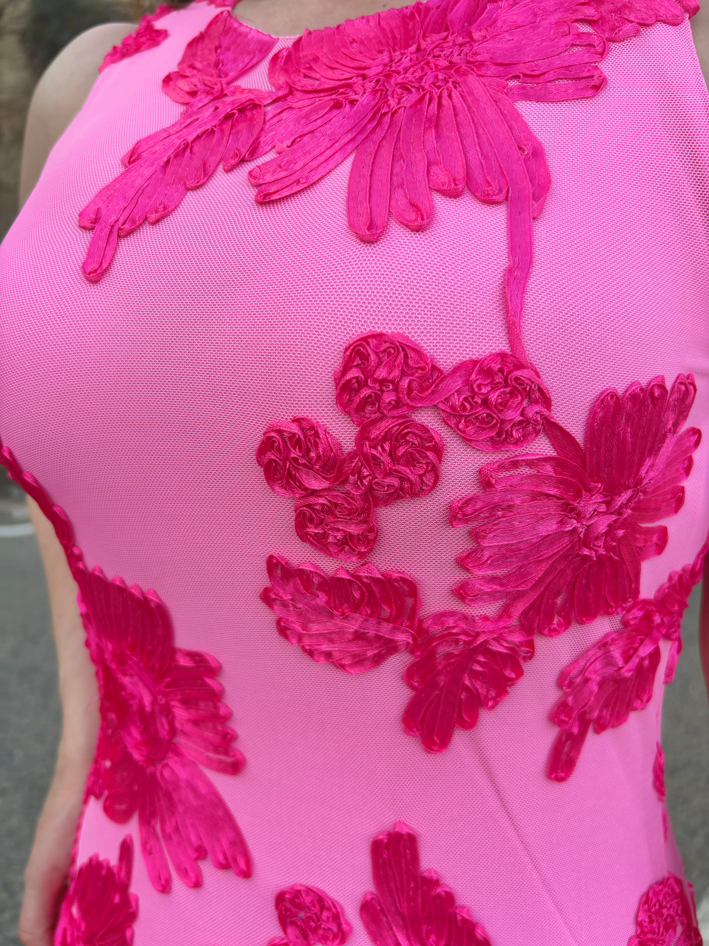 Vestido midi flor bordada saten