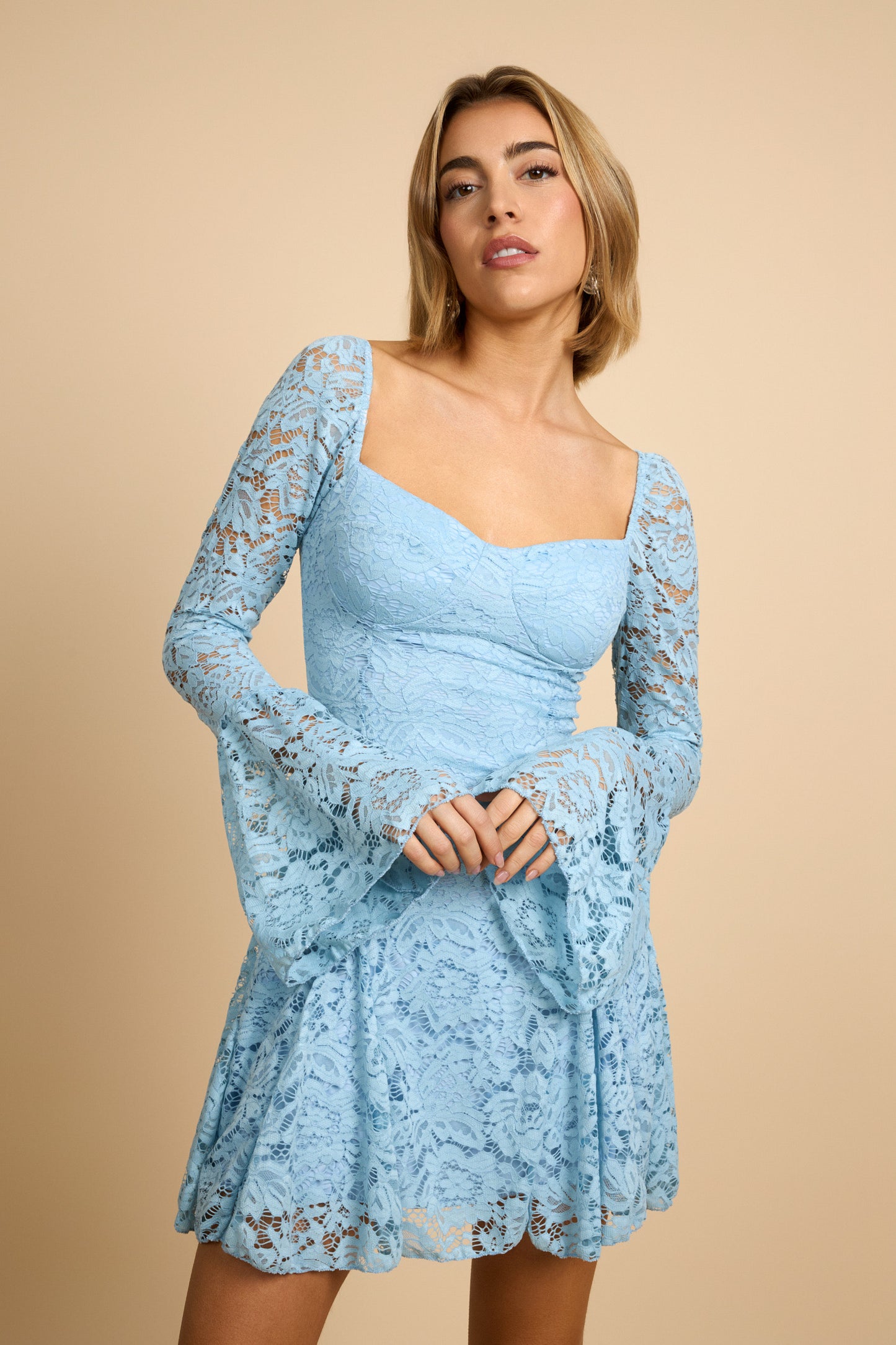 Vestido corto encaje